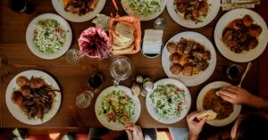 La mesa en medio de la batalla